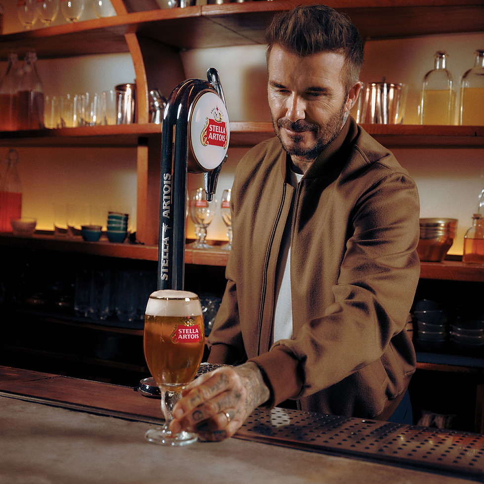 David Beckham serveert een vers getapt glas Stella Artois aan de bar.
